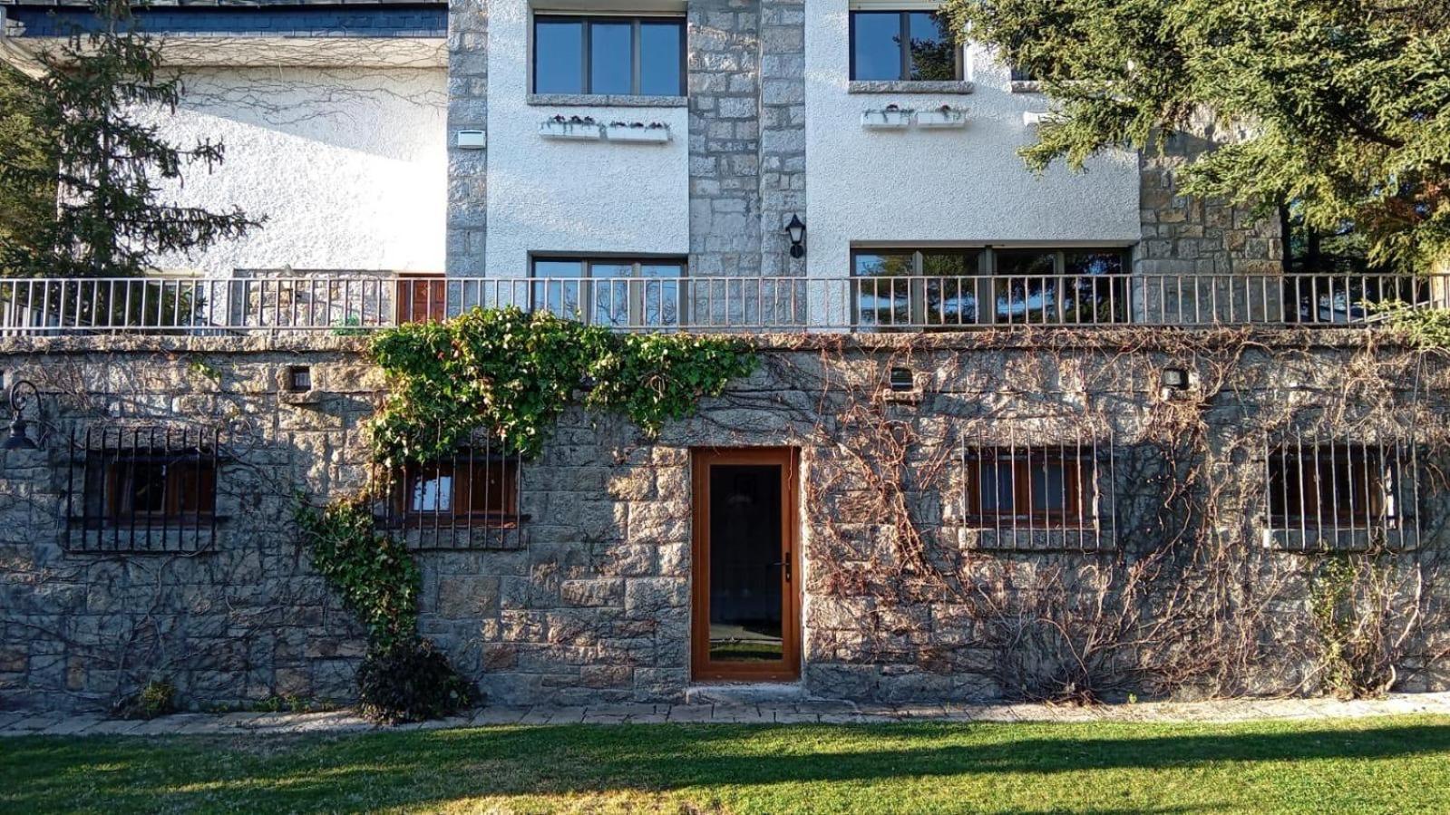 Los Cedros, Gran Chalet Con Piscina Y Apartamento En Navacerrada Exterior foto